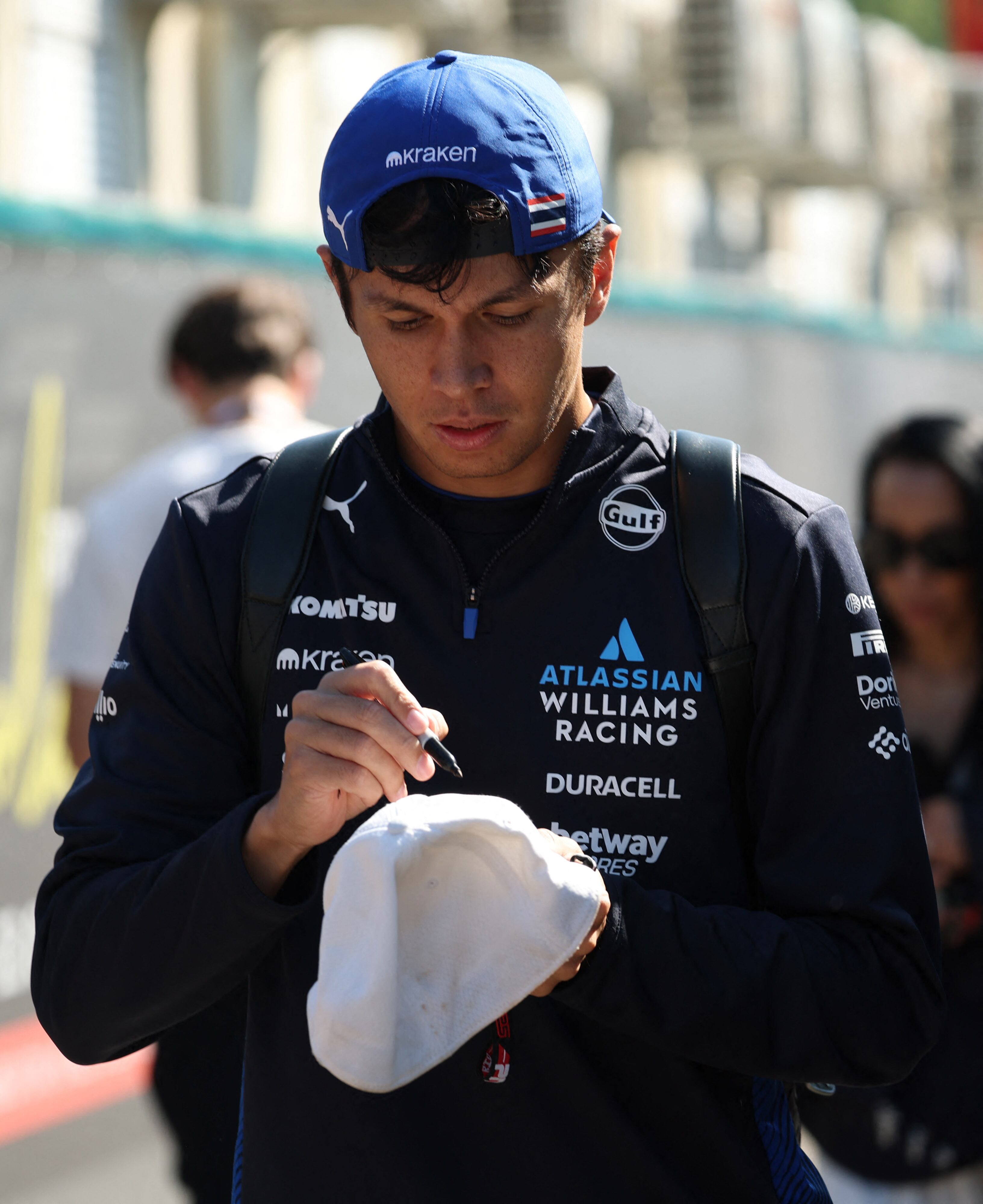Alexander Albon firma autógrafos a los fanáticos (REUTERS/Florion Goga)