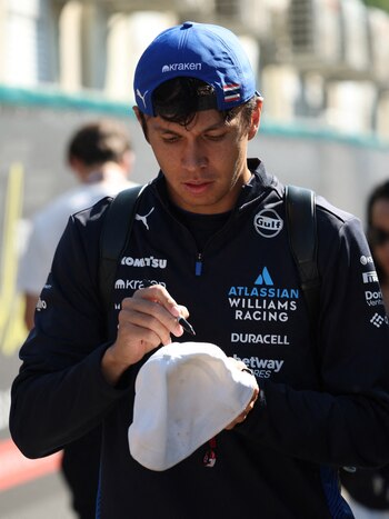 Alexander Albon firma autógrafos a