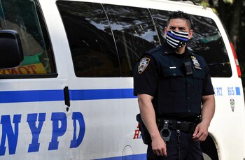 Un policía de Nueva York monta guardia e la escena del crimen que conmueve a la ciudad (REUTERS/Lloyd Mitchell)