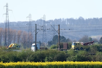 Llegaron camiones de auxilio tras el impacto del tren que investiga la prefectura y a la SNCF. (Foto de Sameer AL-DOUMY / AFP)