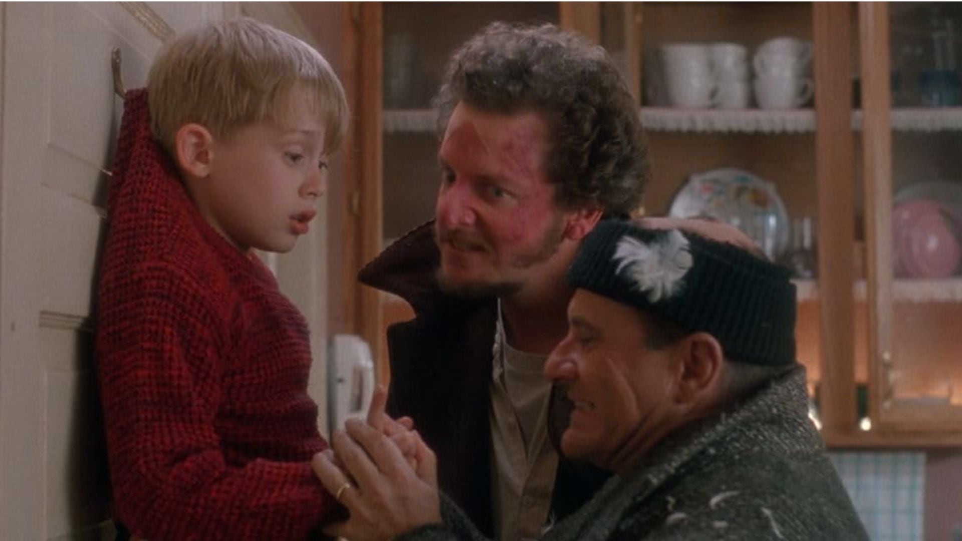 Harry y Marv, los bandidos mojados de 'Mi pobre angelito', se consolidan como los villanos más entrañables y caóticos del cine navideño (foto: Captura/IMDb)