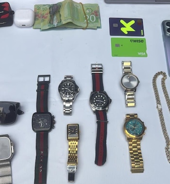Durante el operativo, los agentes ocuparon RD$197.000 en efectivo, además de dólares canadienses y pesos colombianos cuyo monto no fue precisado./ (Policía Nacional de República Dominicana)