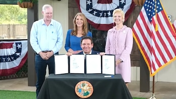 Ron DeSantis firma leyes que endurecen las penas por crueldad animal e imponen nuevas obligaciones a vendedores de mascotas