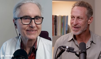 Imagen dividida de dos hombres: uno mayor con cabello gris y gafas, el otro de mediana edad con barba. Ambos usan micrófonos, el de la izquierda lleva una bata blanca