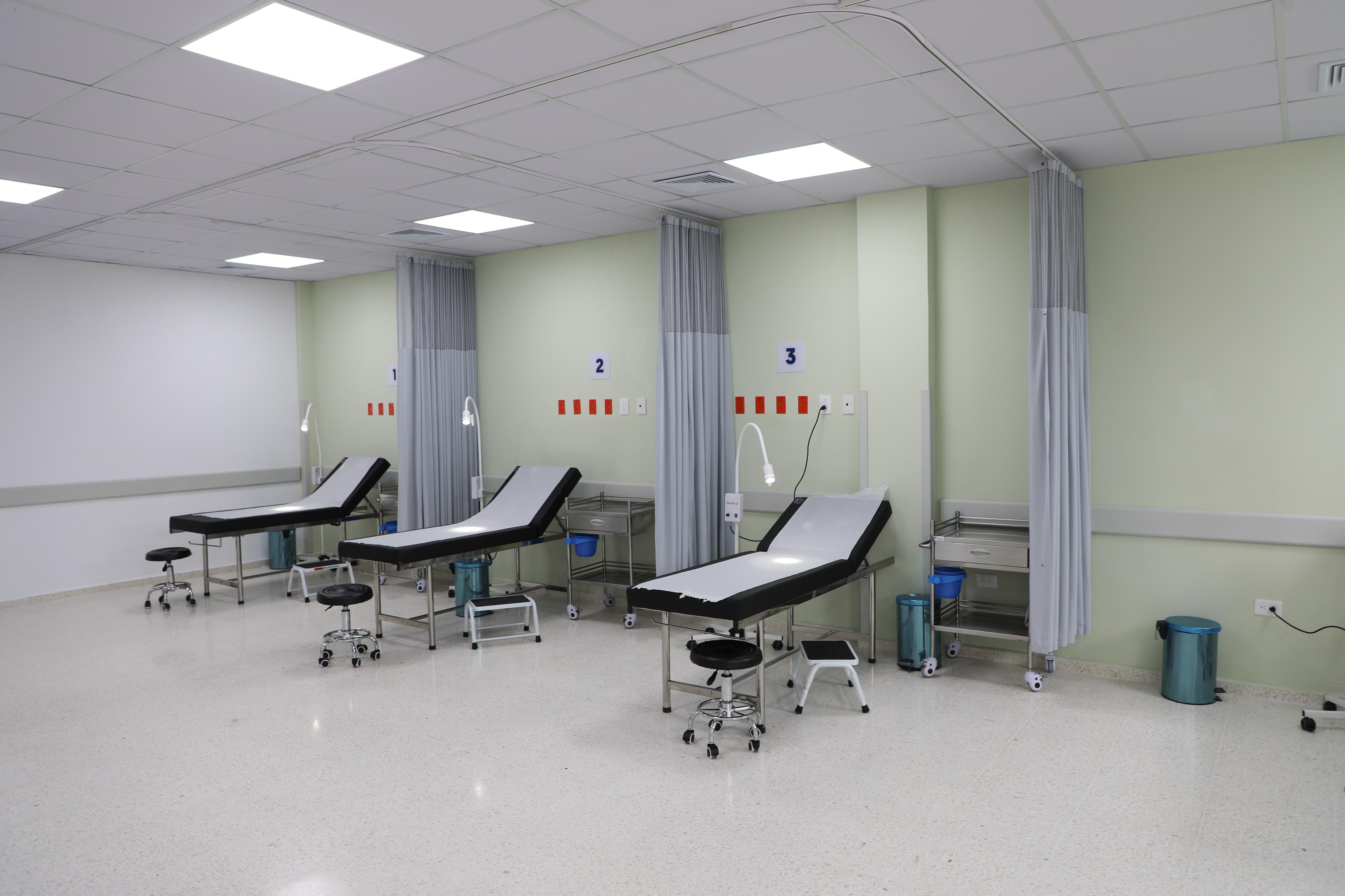 Autoridades del Gobierno dominicano cortan la cinta de inauguración de la Unidad de Pie Diabético en el Hospital Provincial San José de Ocoa. (Presidencia de República Dominicana)