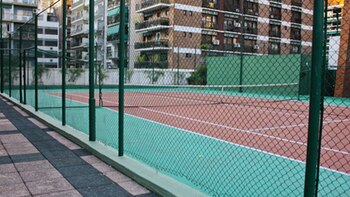 Con cancha de tenis entre