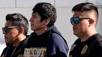 Jhonsson Pulpo es trasladado a Lima bajo custodia policial: abordó avión de la Fuerza Aérea en Juliaca junto a presunto cómplice