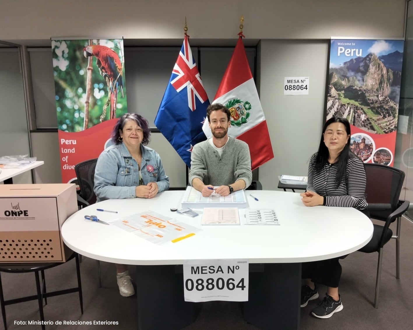 Un ciudadano peruano en Nueva Zelanda ejerce su derecho al voto, marcando el inicio de la participación internacional en las Elecciones Generales de Perú 2026. (Foto: Cancillería)
