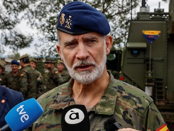 28/10/2026 El Rey Felipe VI traslada su "pésame, apoyo y cariño" a las víctimas de la tragedia ferroviaria en Toledo.
El Rey Felipe VI se encontraba este miércoles en la base militar Jaime I de Bétera (Valencia) para asistir al Ejercicio Grifo 2026 del Regimiento NBQ Nº 1 del Ejército de Tierra, que pone a prueba las capacidades de Defensa Nuclear, Biológica y Química, cuando ha tenido lugar el grave accidente ferroviario en Urda (Toledo), al colisionar un AVE y un Iryo en la línea de Alta Velocidad que conecta Madrid con Andalucía.
POLITICA EUROPA ESPAÑA SOCIEDAD