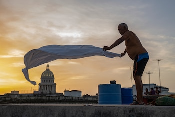 Los apagones en La Habana obligan a muchas familias a dormir fuera de sus viviendas por el calor y la humedad. (YAMIL LAGE / AFP)