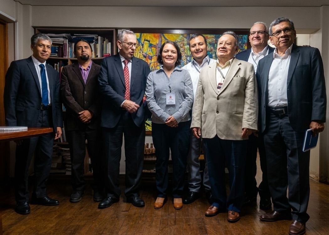 Parte del equipo de Juntos por el Perú antes del debate