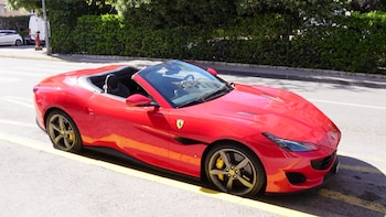 Un influencer de 23 años reparte pizzas gratis en su Ferrari