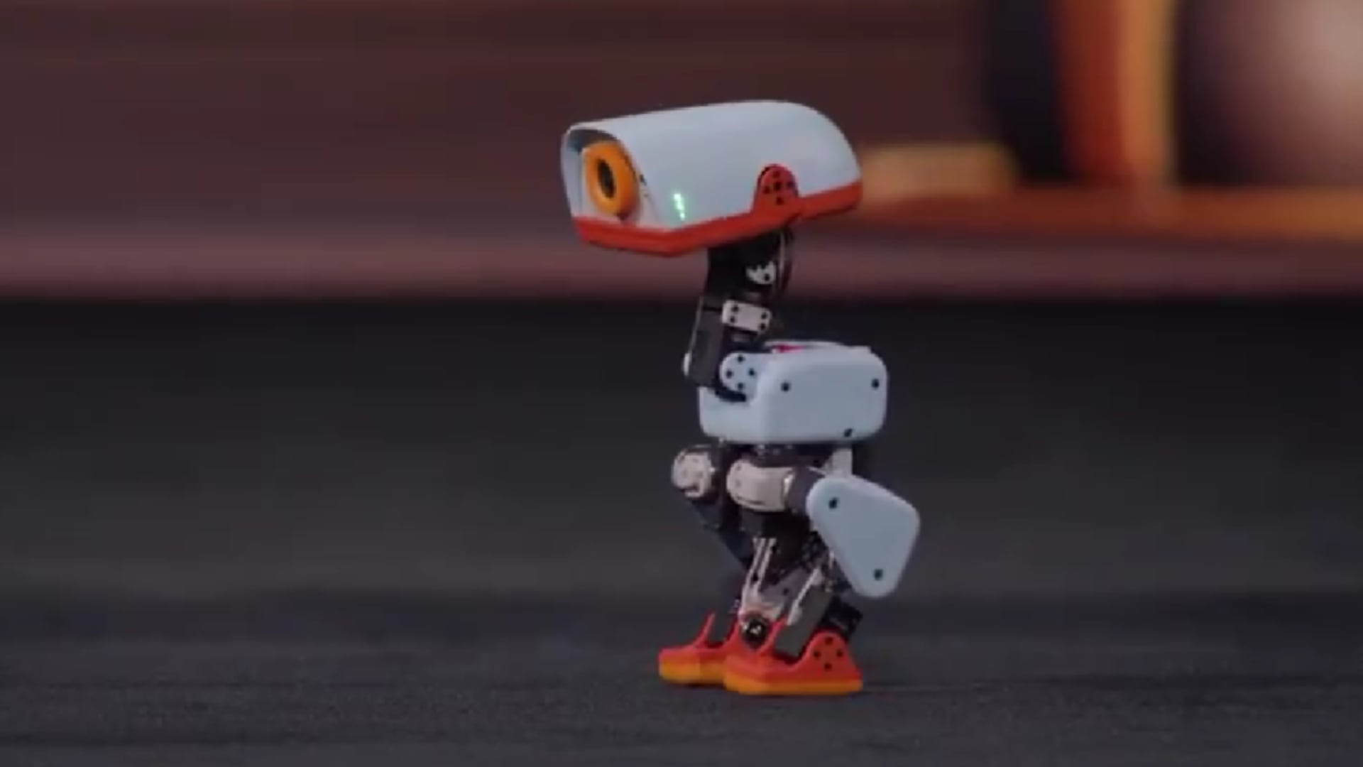 Los robots responden a órdenes de voz: caminan, se sientan, se dejan caer como si durmieran y hacen volteretas. (Captura de video/X)