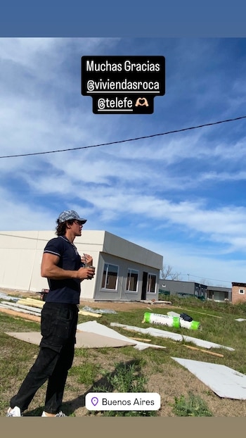 La casa de Marcos Ginocchio es una vivienda prefabricada de una planta en un terreno de la provincia de Buenos Aires