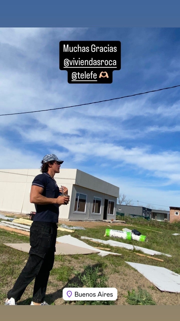 La casa de Marcos Ginocchio es una vivienda prefabricada de una planta en un terreno de la provincia de Buenos Aires