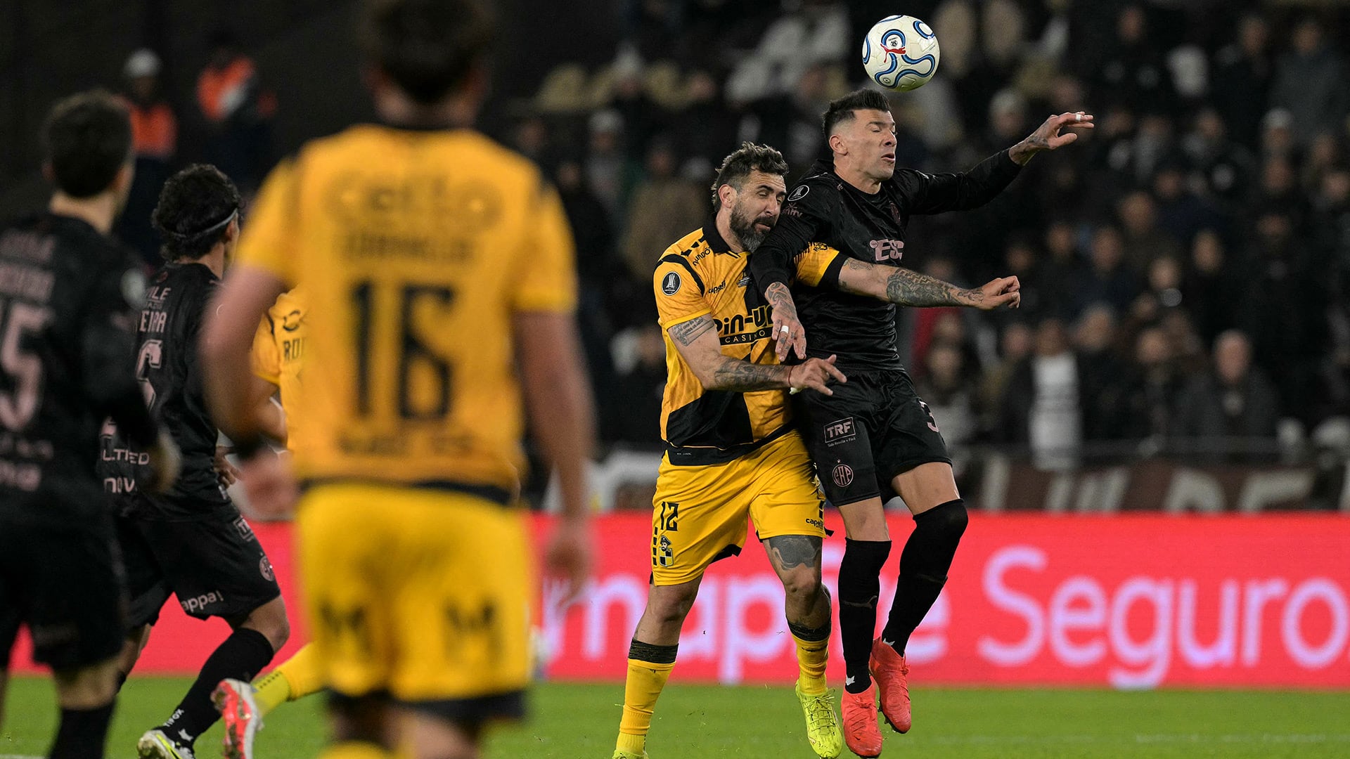 Víctor Cuesta le gana a Lucas Pratto en el duelo de ida (Photo by JUAN MABROMATA / AFP)