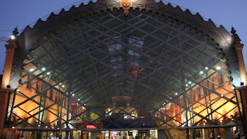 La antigua estación de tren Plaza de Armas en Sevilla: un edificio histórico declarado Bien de Interés Cultural y con una ‘maldición’ desde 1990