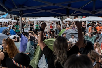27/09/2026 Numerosas personas pasan la segunda noche acampados en tiendas de campaña para exigir la aprobación de un decreto sobre vivienda, en la Puerta del Sol, a 27 de septiembre de 2026, en Madrid (España). Los manifestantes tienen intención de permanecer acampados en la plaza para exigir la aprobación de un decreto sobre vivienda, que han bautizado como 'decreto Maricarmen', hasta la celebración del Consejo de Ministros del próximo martes 29 de septiembre.
POLITICA
Diego Radamés - Europa Press