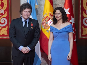 La presidenta de la Comunidad de Madrid, Isabel Díaz Ayuso, recibe al presidente de la República Argentina, Javier Milei, en la Real Casa de Correos. (Eduardo Parra/Europa Press)