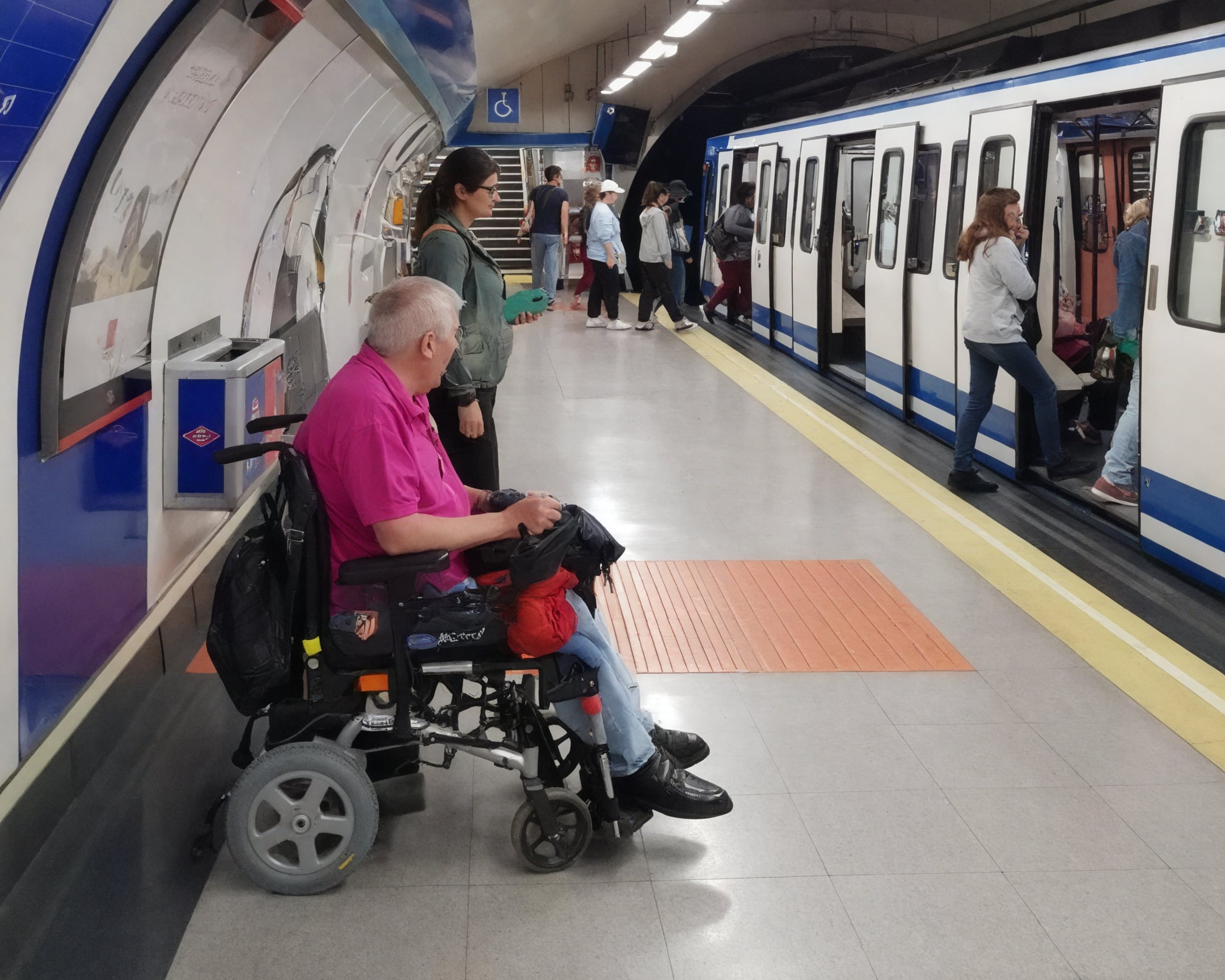 Usuarios con movilidad reducida denuncian que obras de modernización de Línea 6 de Metro de Madrid los dejan desprotegidos