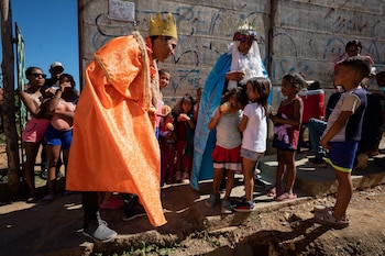 Hombres vestidos de Reyes Magos