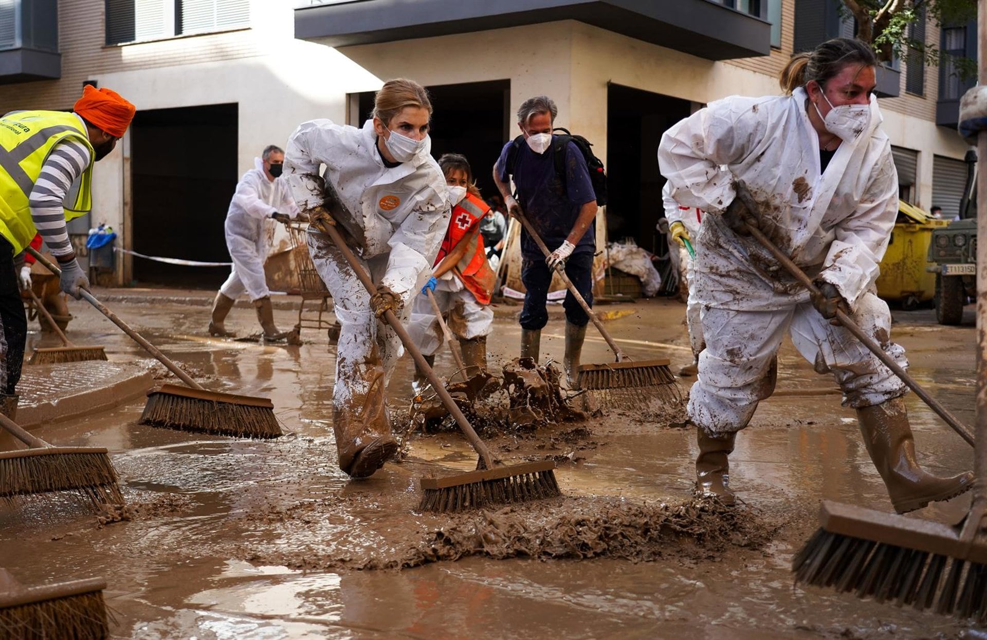 Varias personas realizan labores de limpieza en Paiporta, Valencia. (Eduardo Manzana / Europa Press)
