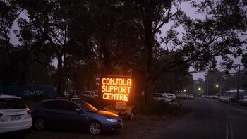 Afuera del Centro Comunitario Lake