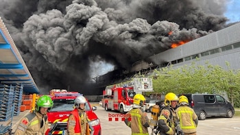 El alcalde de Santa Perpètua (Barcelona) descarta un confinamiento por el incendio: "No es tóxico"