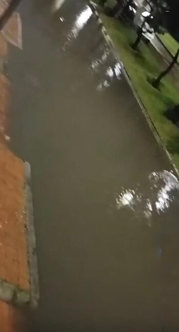 Las lluvias causaron estragos en el sistema de alcantarillado del barrio Muzu - crédito red social X