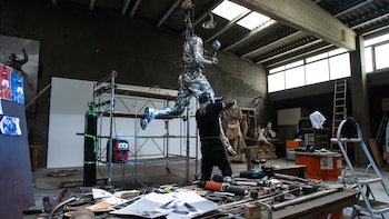 El artista detrás de la escultura de Nadal en Roland Garros: “En la toma de medidas simuló el golpe de raqueta. Ver cómo te pasa cerca de la cara es increíble”