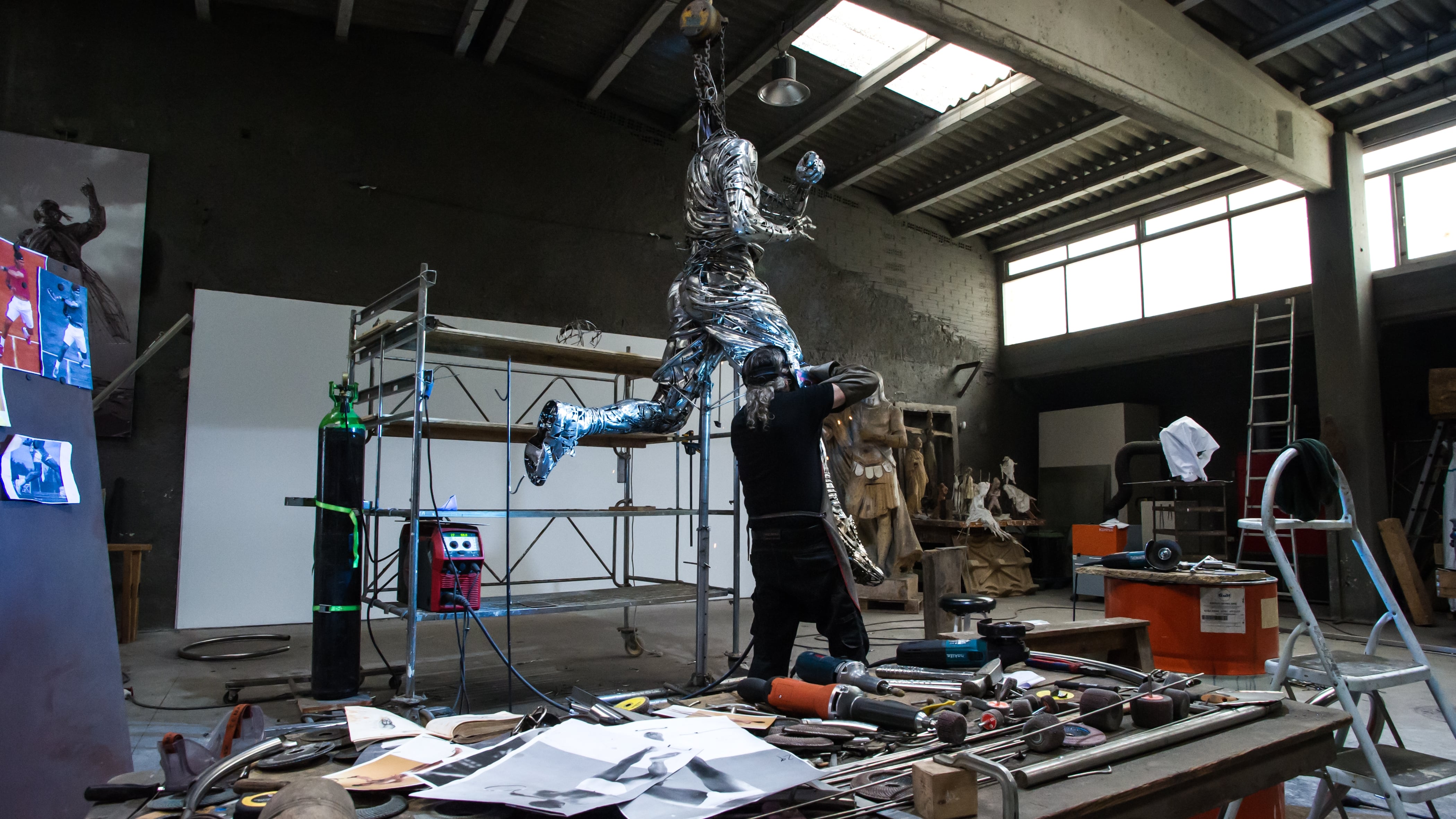 El artista detrás de la escultura de Nadal en Roland Garros: “En la toma de medidas simuló el golpe de raqueta. Ver cómo te pasa cerca de la cara es increíble”