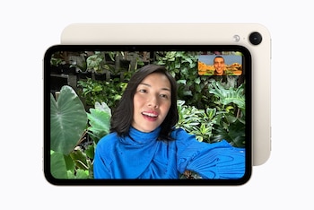 Dos tabletas iPad mini sobre fondo blanco: una muestra una videollamada en pantalla y la otra su parte posterior con una cámara