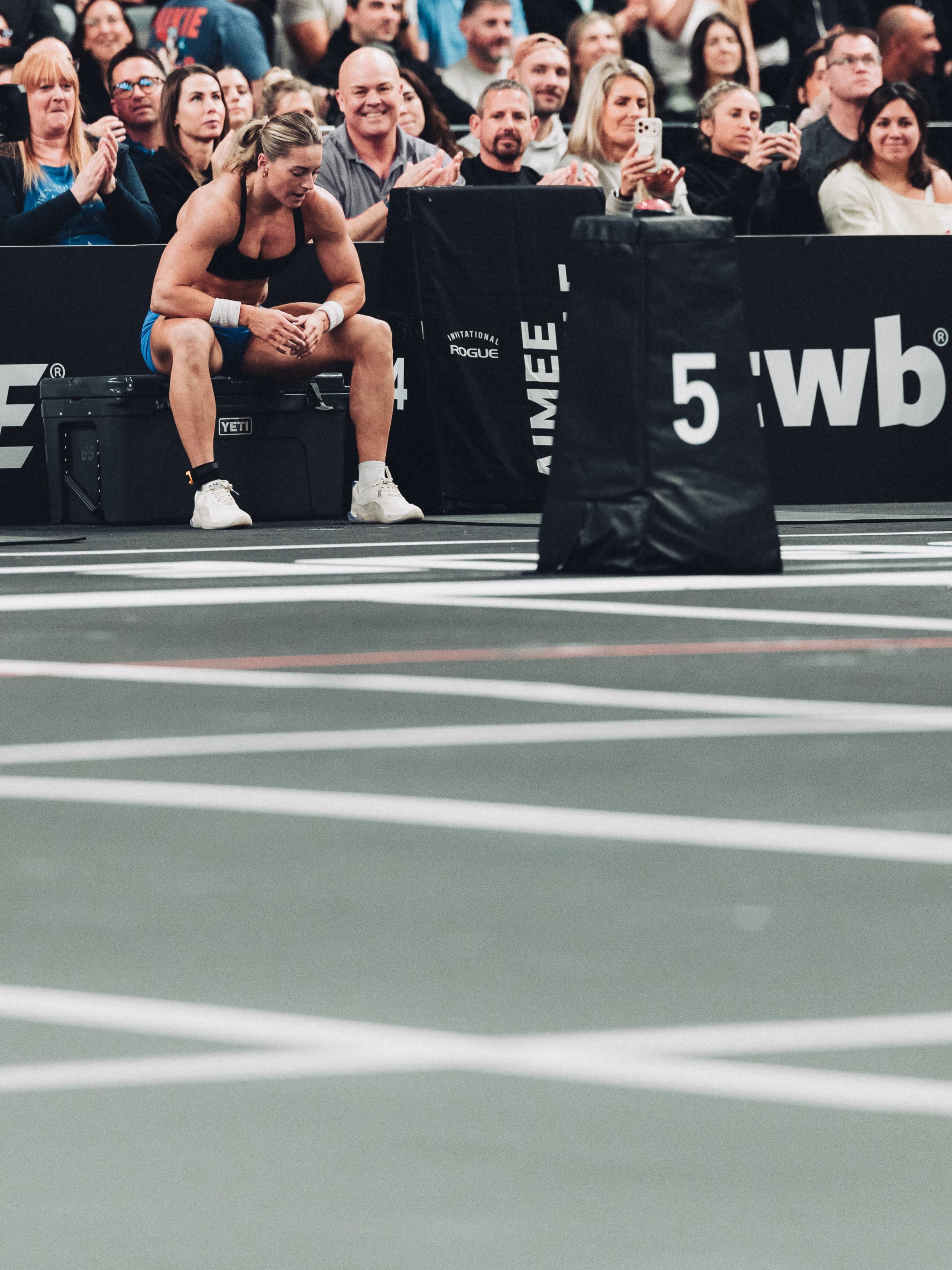 La competencia de tres días enfrenta especialistas de CrossFit y fuerza extrema (@rogueinvitational)