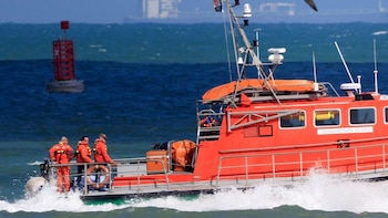 Al menos cuatro muertos tras hundirse un “taxi acuático” en el canal de la Mancha