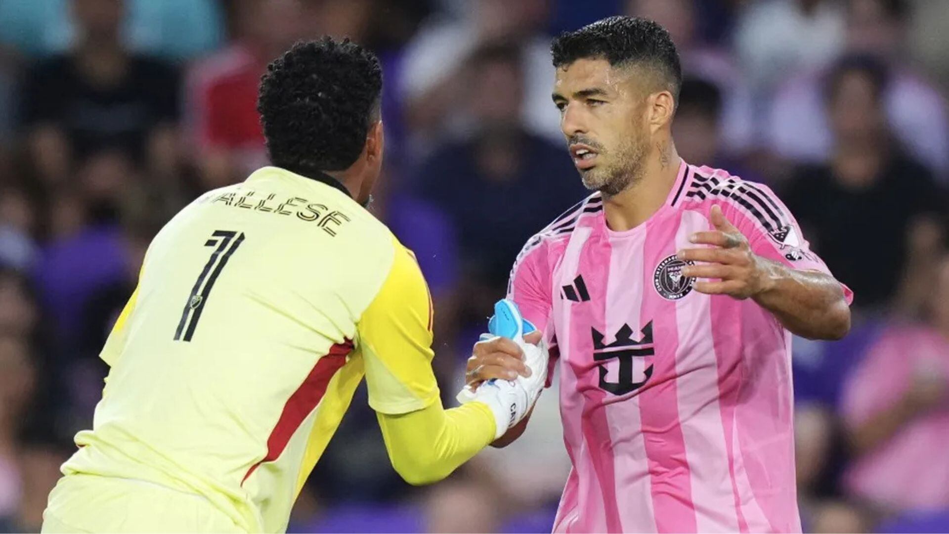 Pedro Gallese saludando a Luis Suárez después de una atajada de exhibición. - Crédito: MLS