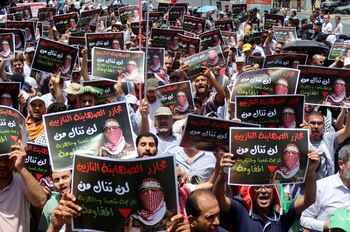 Manifestantes portan pancartas durante una
