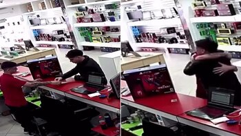 Un joven cliente logra comprar