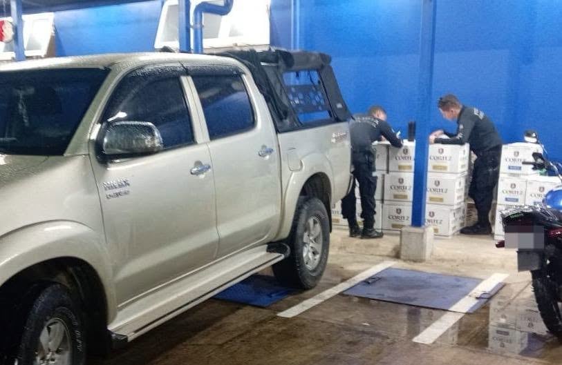 La Fuerza Pública y la Policía de Control Fiscal decomisaron 6.408 unidades de licores y bebidas energéticas de presunto contrabando. (Foto cortesía Fuerza Pública de Costa Rica)