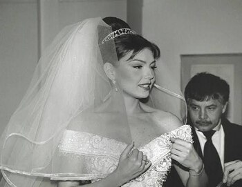 Mitzy cobró 350,000 dólares por