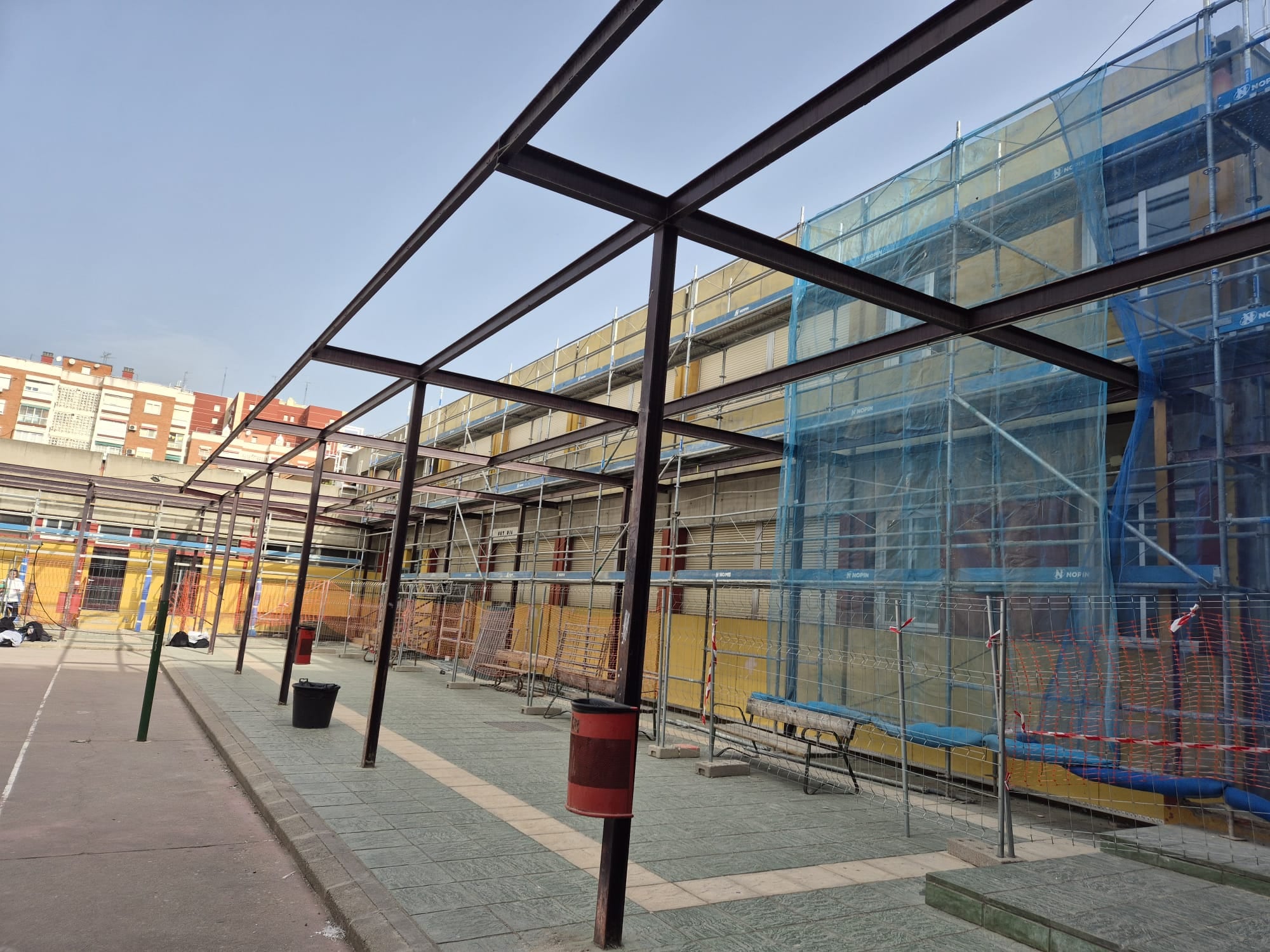 Los ruidos son constantes, según denuncia la comunidad educativa. (Imagen cedida)