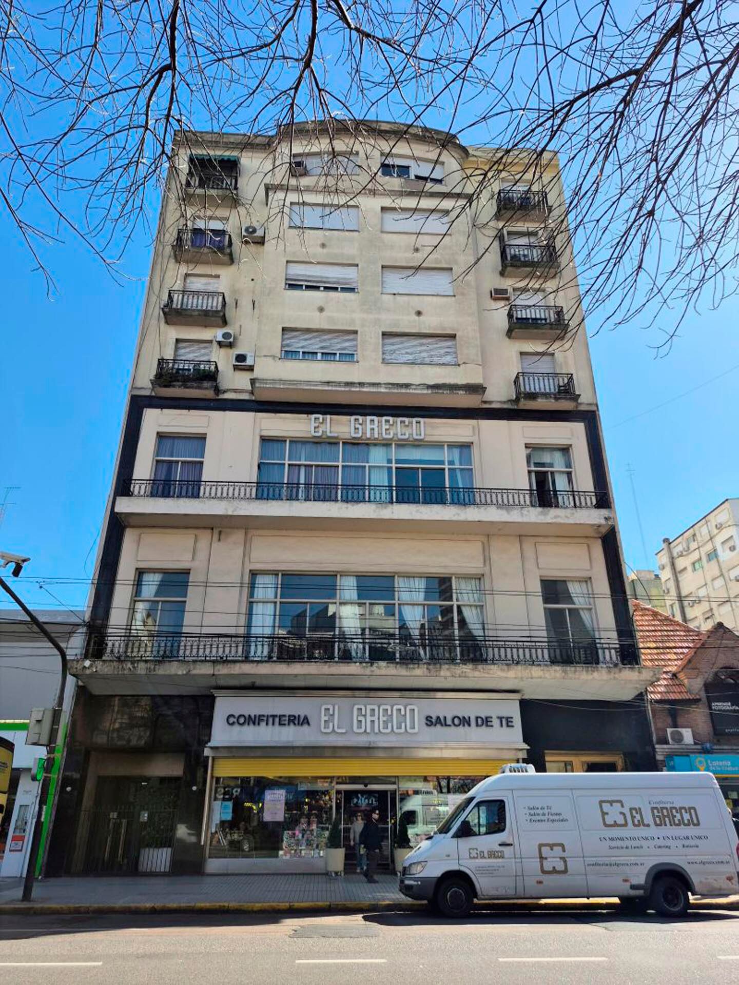 La Confitería El Greco, con ese nombre, funciona en Rivadavia 5353 desde 1952. Antes en el mismo sitio se encontraba el café Campidoglio, que cerró en 1949 para dar paso a su sucesor y al edificio que lo contiene