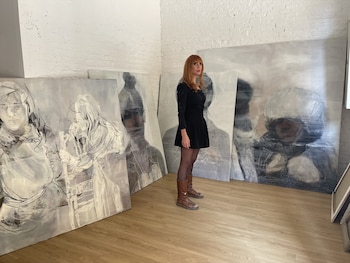 La artista Paula Bonet junto a obras de 'El año que nevó en Valencia'.