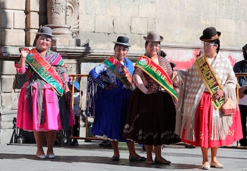 Candidatas a "Cholita Paceña" posan durante su presentación oficial al certamen de belleza hoy, en La Paz (Bolivia). EFE/Martín Alipaz