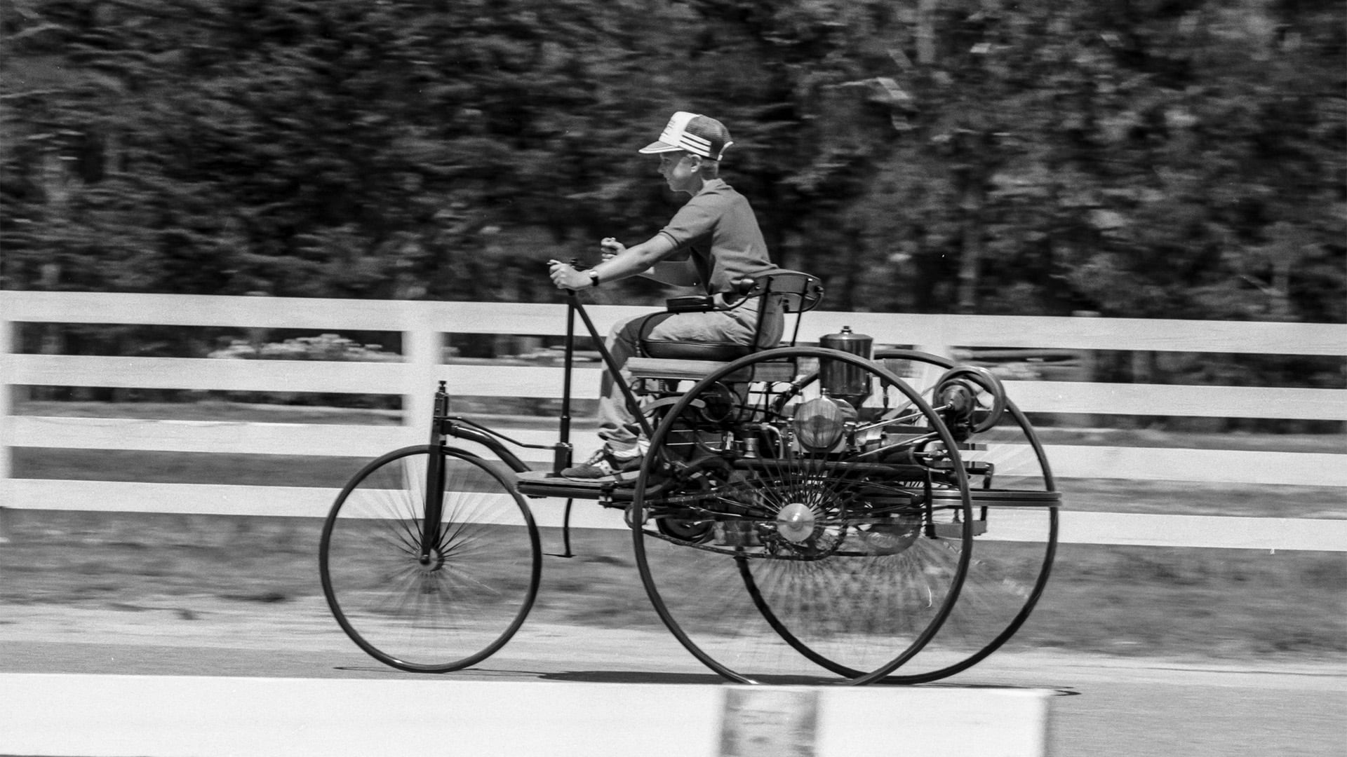 El funcionamiento del Benz Patent-Motorwagen era simple. Un motor de un cilindro, dos cadenas a las ruedas traseras y una rueda delantera única para dar dirección