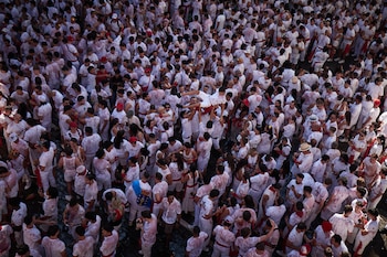 Momentos previos al Chupinazo de San Fermín 2026, en la Plaza del Ayuntamiento, a 6 de julio de 2026, en Pamplona, Navarra (España). (Eduardo Sanz/Europa Press)