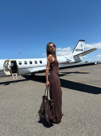 Pampita elige un conjunto monocromático marrón chocolate y confirma la tendencia quiet luxury en sus paseos diurnos por Punta del Este (@pampitaoficial)