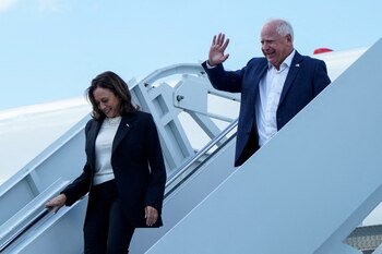 La vicepresidenta de EEUU y candidata presidencial demócrata Kamala Harris junto a Tim Walz en el aeropuerto internacional de Savannah en Georgia, EEUU (Reuters)