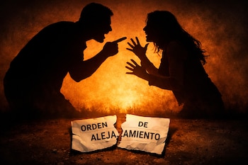 Siluetas oscuras de un hombre y una mujer en una discusión acalorada, con un fondo naranja rojizo y un papel roto en el suelo que dice 'Orden de Alejamiento'.