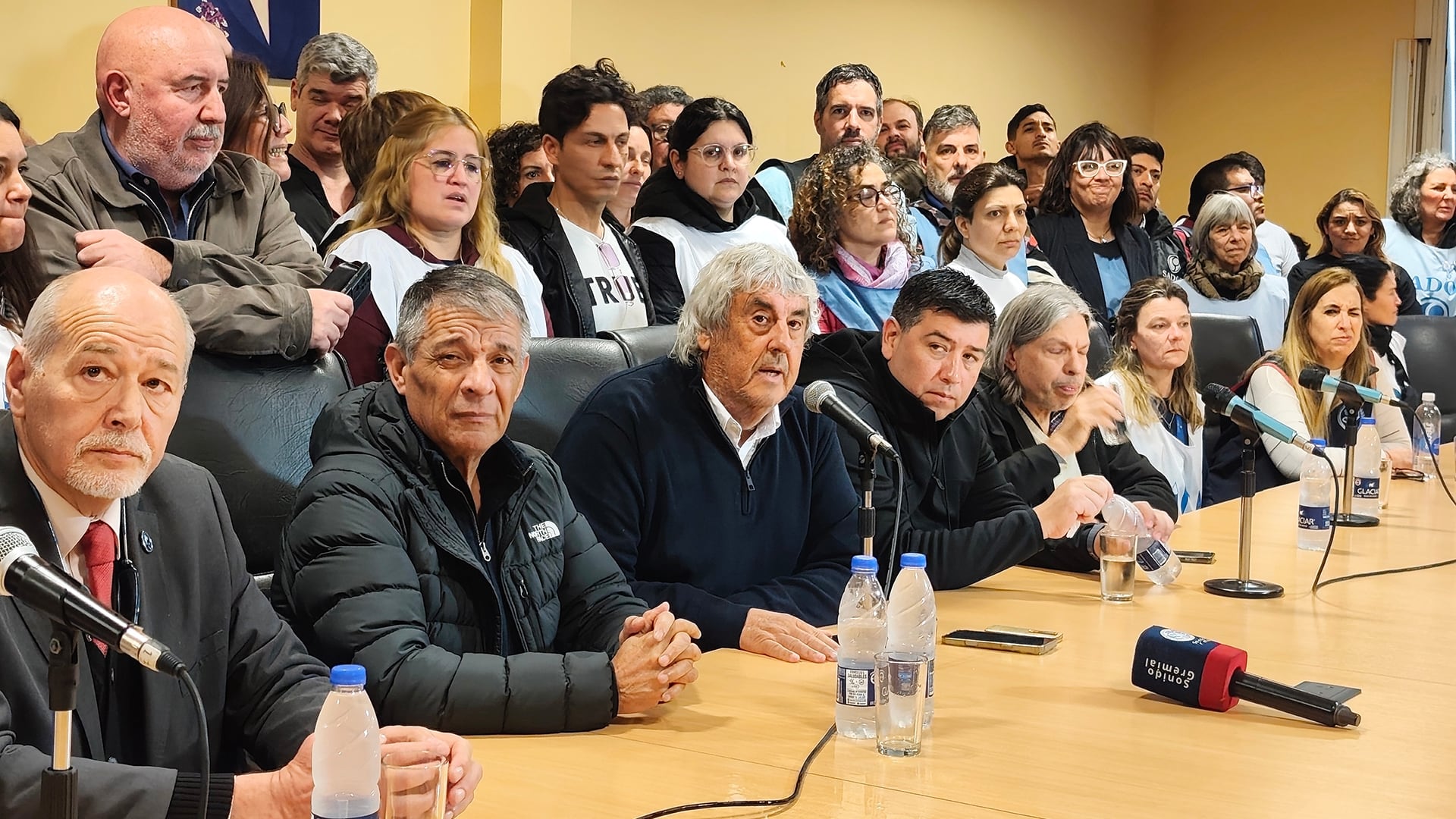 Sergio Romero, junto con Octavio Argüello y Cristian Jerónimo, anuncia el plan de lucha de los sindicatos docentes de la CGT