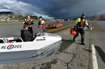 Los rescatistas hablan con el